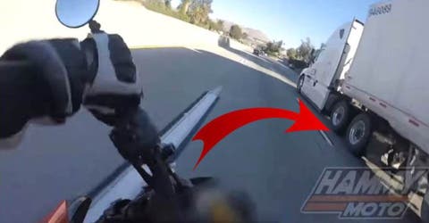 Un motociclista graba el momento en el que casi muere aplastado por las ruedas de un camión