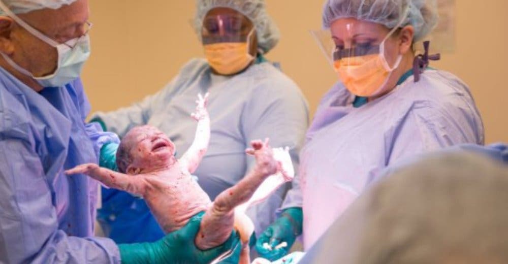 Un bebé deja paralizados a los médicos cuando lo vieron nacer tras 4 días de trabajo de parto