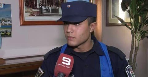 Un policía argentino «detiene» a un niño de 12 años para ayudarlo con su tarea