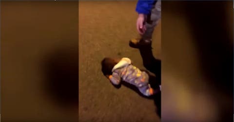 Aparece un bebé de 9 meses gateando en medio de la calle en Nueva York