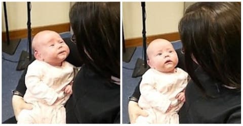 La reacción de esta bebé al escuchar por primera vez la voz de su madre es muy conmovedora