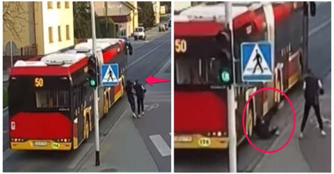 Una adolescente empuja de broma a su amiga y termina bajo un autobús en marcha – IMPACTANTE