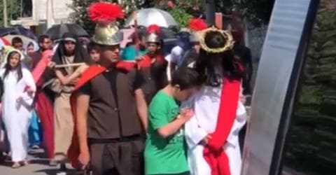 Un niño con Síndrome de Down conmueve al mundo con su reacción hacia «Jesús» en el Vía Crucis