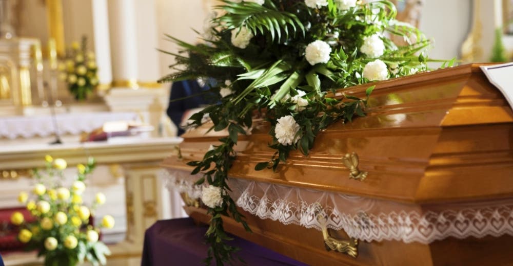 La policía irrumpe en un funeral para desbloquear el teléfono móvil del difunto La policía irrumpe en un funeral para desbloquear el teléfono móvil del difunto