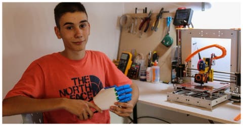 Un joven de 18 años fabrica prótesis de manos gratis a quienes las necesiten