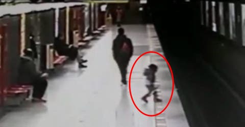 El pánico invade una estación de tren en Italia cuando un niño cae accidentalmente a las vías