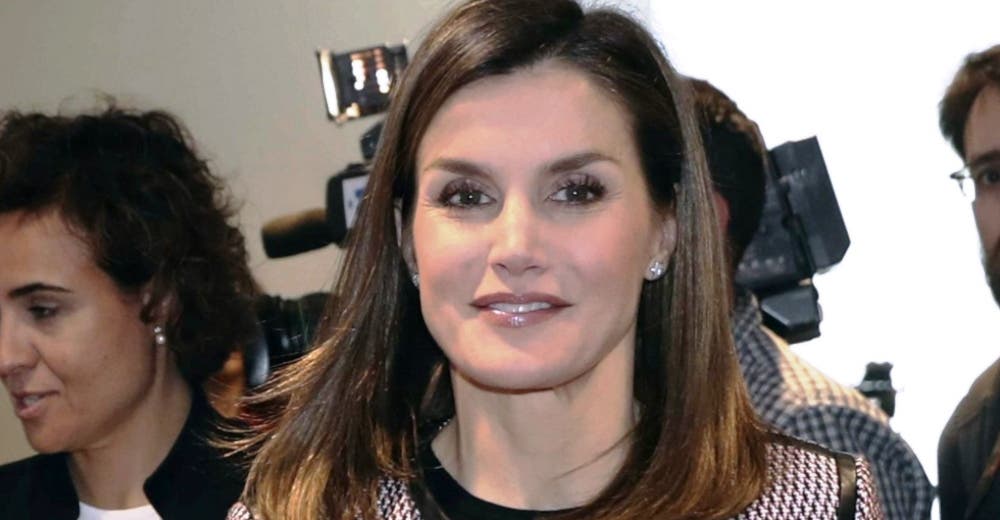 La Reina Letizia recibe insultos y abucheos en su primera aparición pública tras el escándalo La Reina Letizia recibe insultos y abucheos en su primera aparición pública tras el escándalo