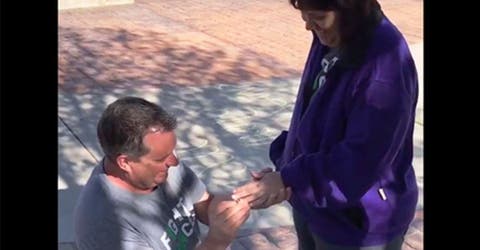 Tras 37 años de matrimonio, este hombre le hace una emotiva propuesta a su esposa con cáncer