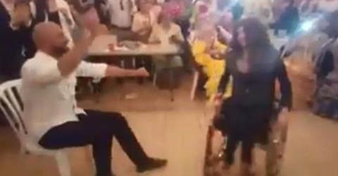 El emotivo momento en que un joven baila con una mujer en silla de ruedas en la Feria de Abril