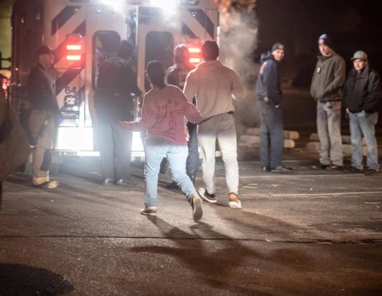 nina secuestrada estacionamiento robo carro madre aterrorizada terror horror encontrada policia medio noche congelada alegria esperanza final feliz 