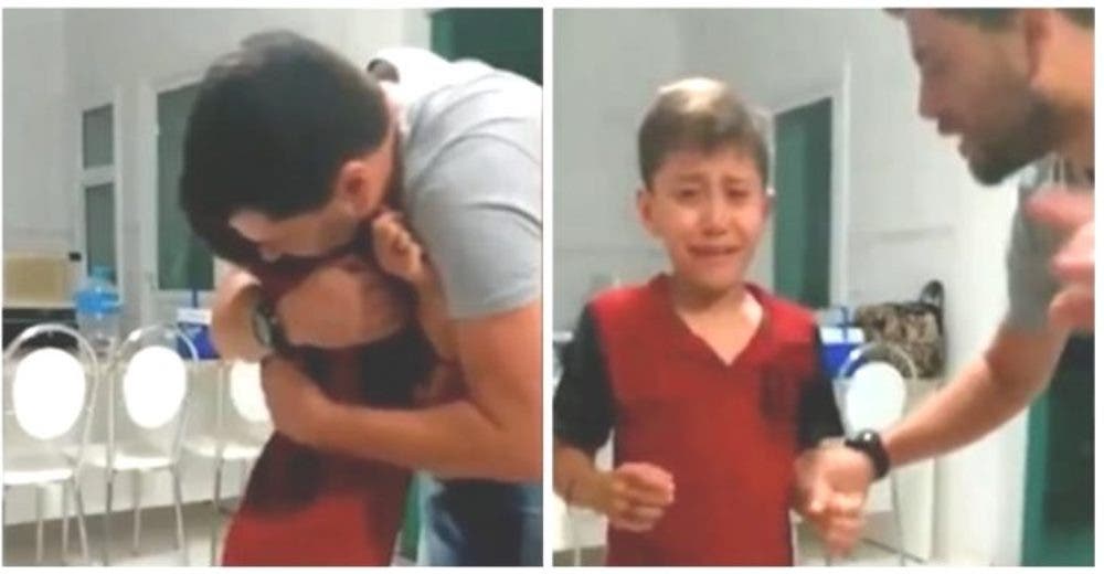 Un niño sordo se emociona al volver a escuchar la voz de su papá Un niño sordo se emociona al volver a escuchar la voz de su papá