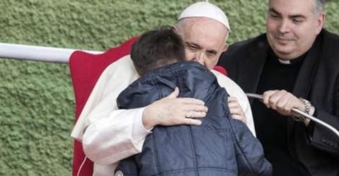 Así le respondió el Papa a un niño que le preguntó si su papá estaba en el cielo aunque era ateo