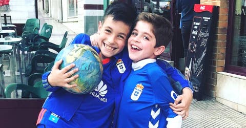 Un niño de 9 años marca goles para ayudar a su amigo a luchar contra su enfermedad