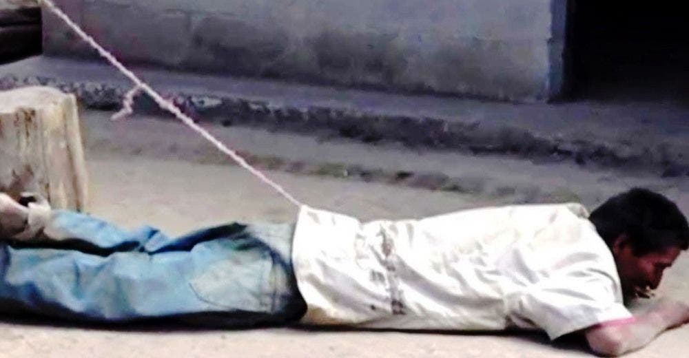 Un hombre pasa 17 años amarrado en el patio de su casa por considerarlo «peligroso» Un hombre pasa 17 años amarrado en el patio de su casa por considerarlo «peligroso»