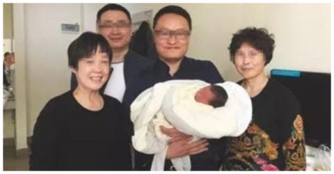 El impresionante caso del bebé que nació 4 años después de la muerte de sus padres