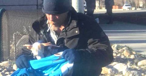 Un hombre sin techo tiene el gesto más conmovedor con un perrito abandonado en la carretera