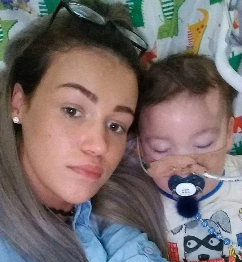 la madre de alfie evans comparte un conmovedor poema en honor a su hijo que fallecio recientemente tras su ardua lucha de salud y batalla legal para buscar trataminto en el exterior