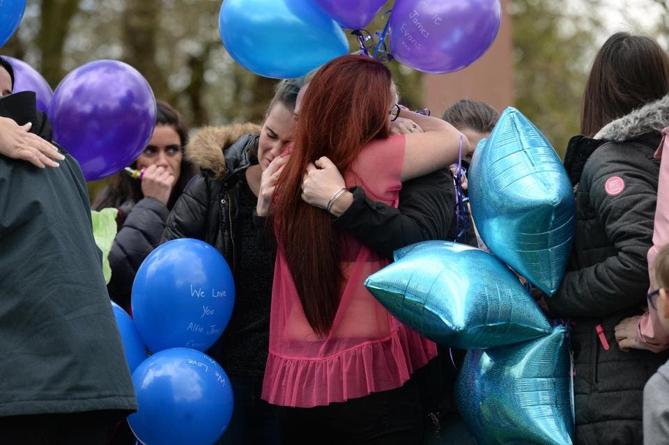 la madre de alfie evans comparte un conmovedor poema en honor a su hijo que fallecio recientemente tras su ardua lucha de salud y batalla legal para buscar trataminto en el exterior