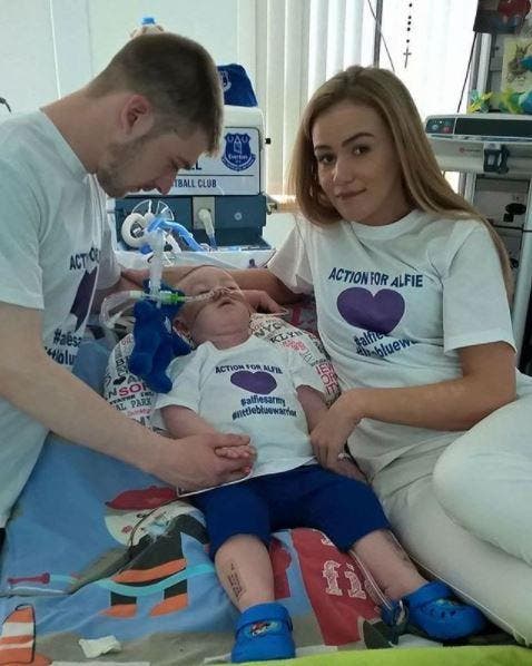 la madre de alfie evans comparte un conmovedor poema en honor a su hijo que fallecio recientemente tras su ardua lucha de salud y batalla legal para buscar trataminto en el exterior 