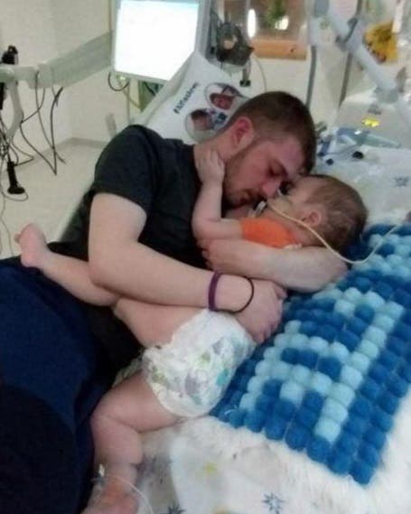 la madre de alfie evans comparte un conmovedor poema en honor a su hijo que fallecio recientemente tras su ardua lucha de salud y batalla legal para buscar trataminto en el exterior