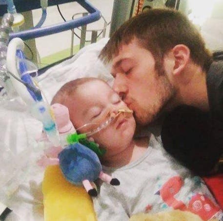 la madre de alfie evans comparte un conmovedor poema en honor a su hijo que fallecio recientemente tras su ardua lucha de salud y batalla legal para buscar trataminto en el exterior