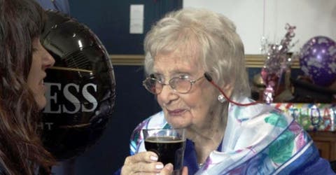 Una mujer de 100 años revela que su secreto para mantenerse sana es tomar cerveza negra