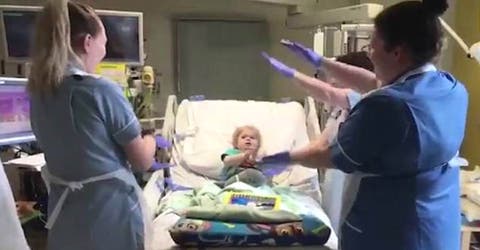 El vídeo de un niño de 3 años en etapa terminal cantando su última canción conmueve al mundo