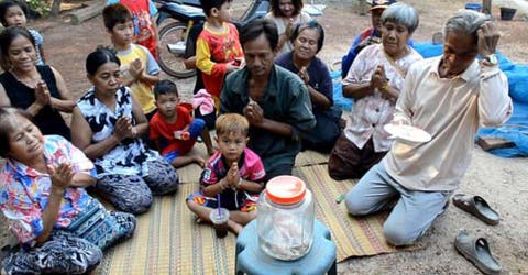 Un grupo de aldeanos le reza a un cerdito que nació deforme haciéndole una insólita petición