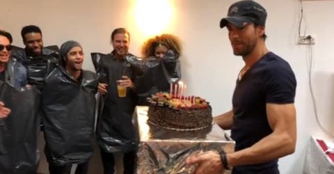 Enrique Iglesias recibe una tarta de cumpleaños en su camerino y su reacción enloquece las redes