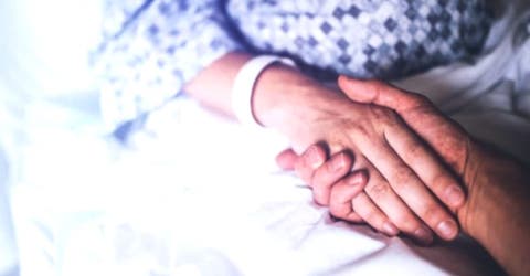 Tras desconectar a su esposa del coma ella le dice que sí quiere seguir viviendo