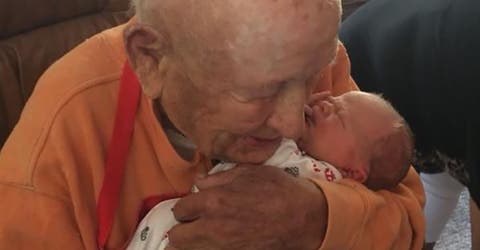 Un abuelito de 105 años emociona a su familia con el abrazo de su bisnieto recién nacido