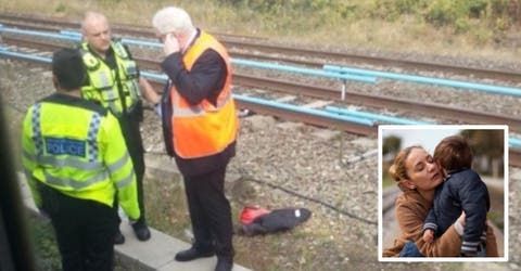 Una madre le habla al oído a su hijo de 10 años antes de lanzarse a las vías del tren