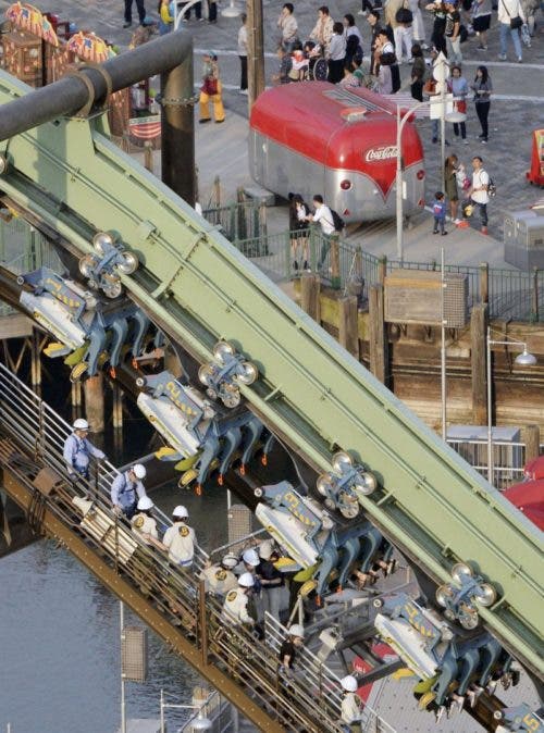 estas personas pasaron 2 horas atrapadas en la cima de una montaña rusa Jurassic Park-themed japon osaka