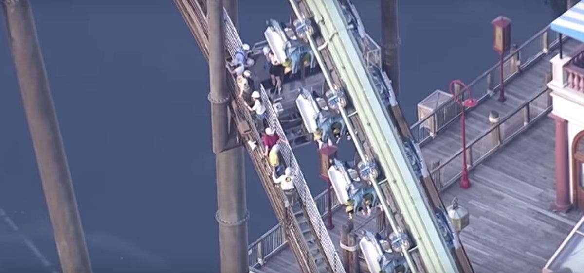 estas personas pasaron 2 horas atrapadas en la cima de una montaña rusa Jurassic Park-themed japon osaka