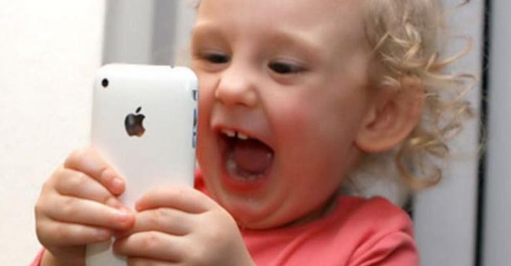 La graciosa y desafiante conversación de un niño de 4 años y Siri se hace viral