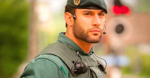 Las fotos del atractivo guardia civil español que incendiaron las redes cambiaron su destino