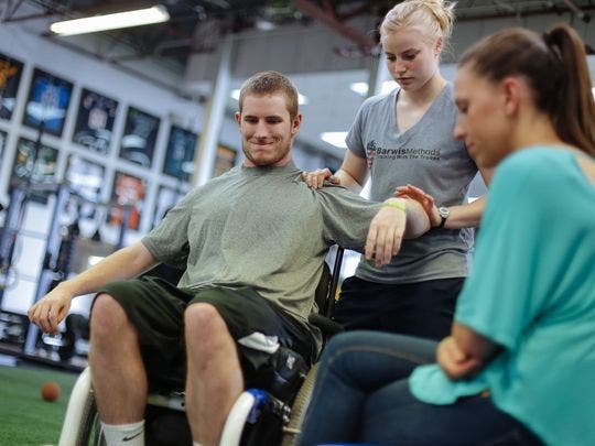 Chris Norton jugador de fútbol americano paralizado de la cintura para abajo camina al altar dia de su boda increíble fortaleza ejemplo y mujer paralyzed futbol accident waist neck down spinal cord injury accident 