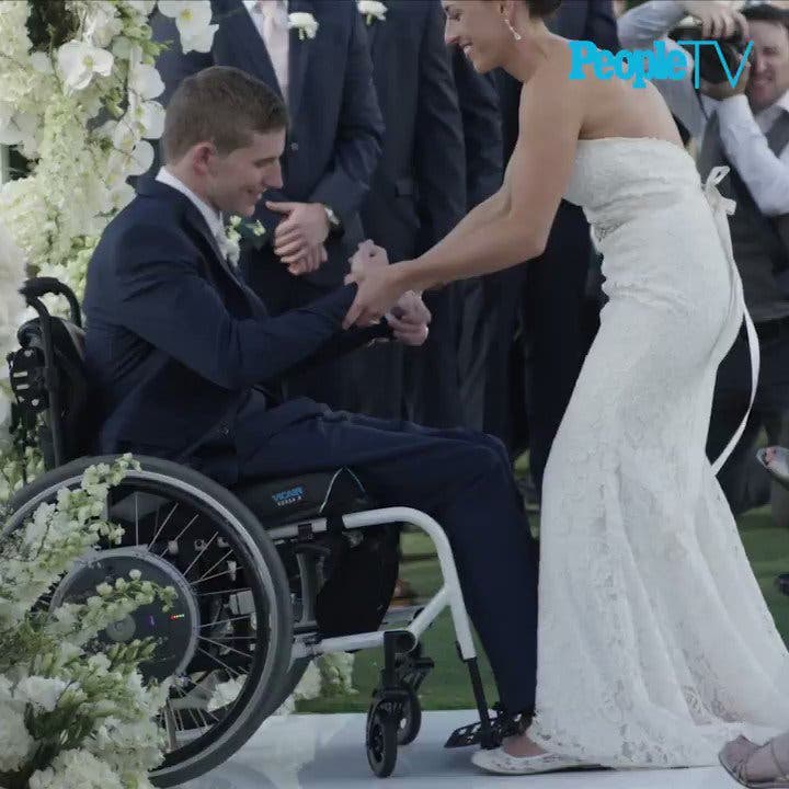 Chris Norton jugador de fútbol americano paralizado de la cintura para abajo camina al altar dia de su boda increíble fortaleza ejemplo y mujer paralyzed futbol accident waist neck down spinal cord injury accident 