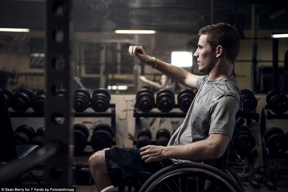 Chris Norton jugador de fútbol americano paralizado de la cintura para abajo camina al altar dia de su boda increíble fortaleza ejemplo y mujer paralyzed futbol accident waist neck down spinal cord injury accident 