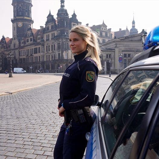 policía más sexy alemania Adrienne Koleszár instagram influencer hermosa preciosa viajera fitness moda entrenamiento cuerpo curvas mujeres mujer alemana europa europeas catira 