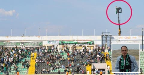 Le prohíben la entrada al estadio y arriesga su vida para ver jugar a su equipo