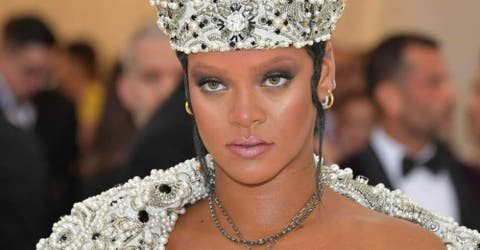 El atuendo de Rihanna en una gala benéfica desata la furia de los cristianos en las redes