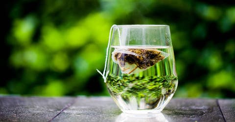 Los beneficios y riesgos de tomar té verde que todos deberían conocer