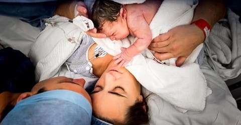 Capturan la emotiva reacción de una bebé recién nacida al ver a su madre por primera vez