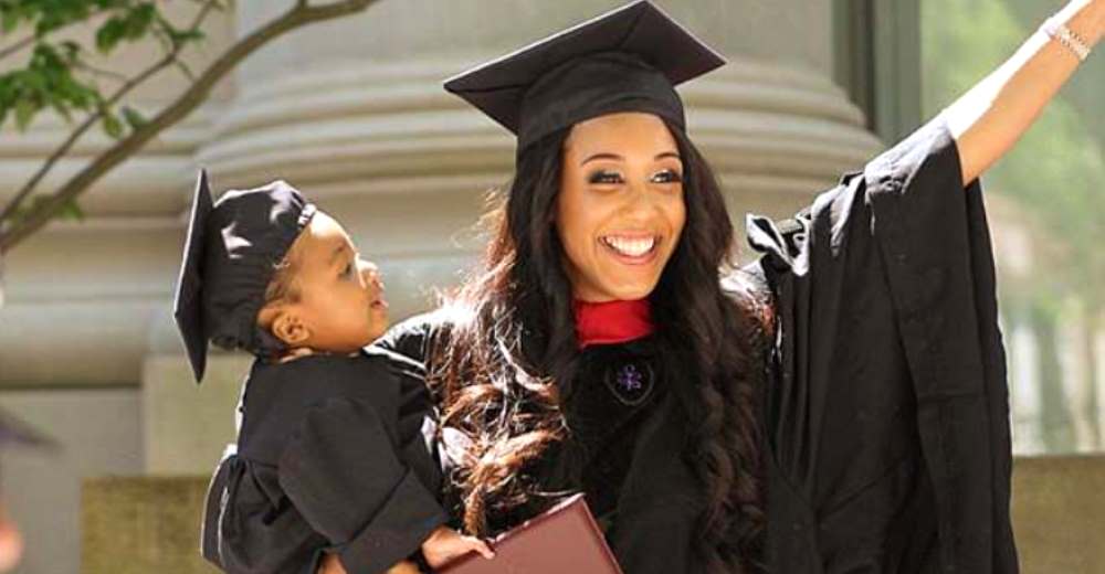 Se gradúa en Harvard con su bebé en brazos la mujer que subestimaron por ser madre soltera