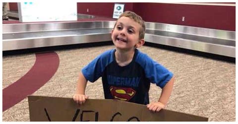 Un niño de 4 años espera a su madre en el aeropuerto con un vergonzoso cartel de bienvenida