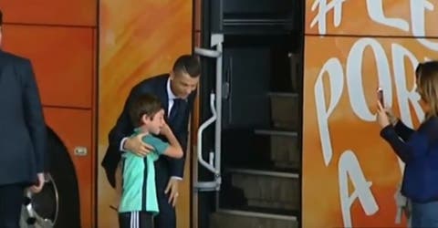 El emotivo gesto de Cristiano Ronaldo con un niño que no lo quería soltar