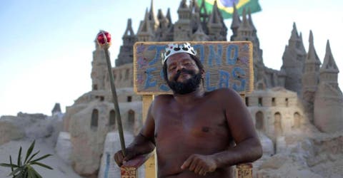 Un hombre es proclamado el «Rey de la playa» por vivir más de 22 años en un castillo de arena