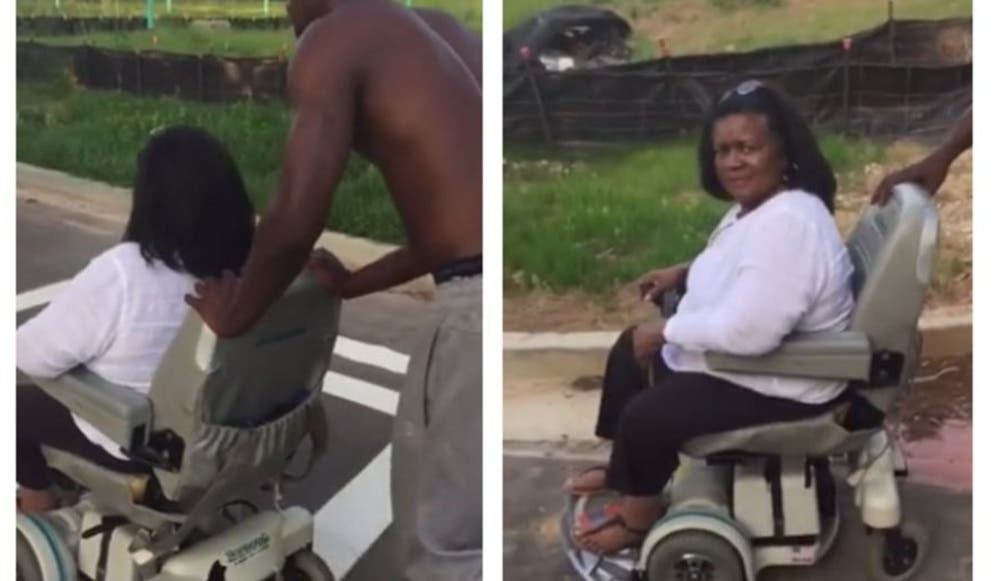 Un joven lleva a una mujer en silla de ruedas hasta su casa después que se agotara su batería