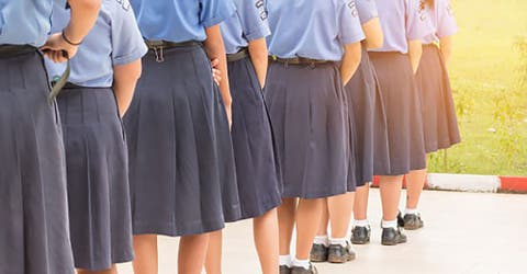 Una escuela prohíbe los pantalones cortos y dice que «los chicos deben usar falda»